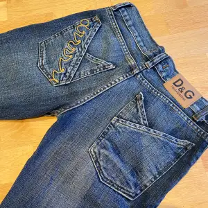 Size 30 i midjan men skulle mer säga att det är 26. Nypris 2800kr Lågmidjade och bootcut. Bra skick, knappt använda.