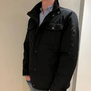 J lindeberg jacka - Storlek L passar M. Skick 9,5/10 inga defekter. Skriv om ni har frågor!