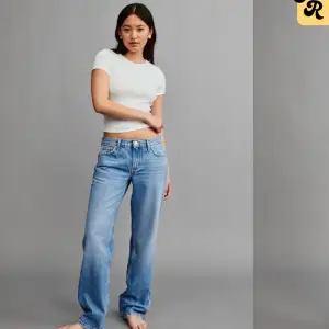 Superhärliga low waist straight jeans från Gina tricot i mycket bra skick. De är i storlek 34 men skulle mer säga att de är 36 då det är stora i storleken🌸 kom privat om du vill ha exakta mått. 