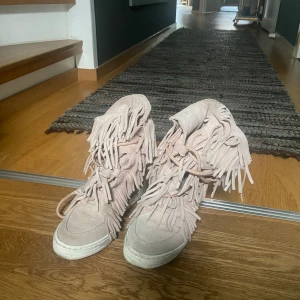 Kilklack skor med fransar - Säljer dessa kilklcka skor med fransar☺️ Har använts få tals gånger och är i bra skick! Färgen är en blandning av beige och rosa!