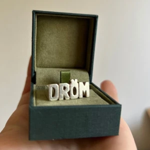 Maria Nilsdotter Ring DRÖM - Stl 18,5.  Nypris 4300kr. Använt sällan då den är lite för ”stor” för min smak💞💞 