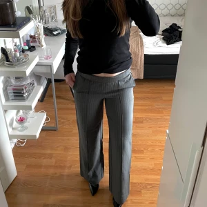 Kostymbyxor  - Helt nya kostymbyxor från Pieces, aldrig använda med lappen kvar.  Storlek S men passar även M. Långa på mig som är 168