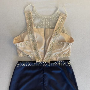 Cut out lång fest kläning - Oanvänd Cut-out fest kläning i storlek 38