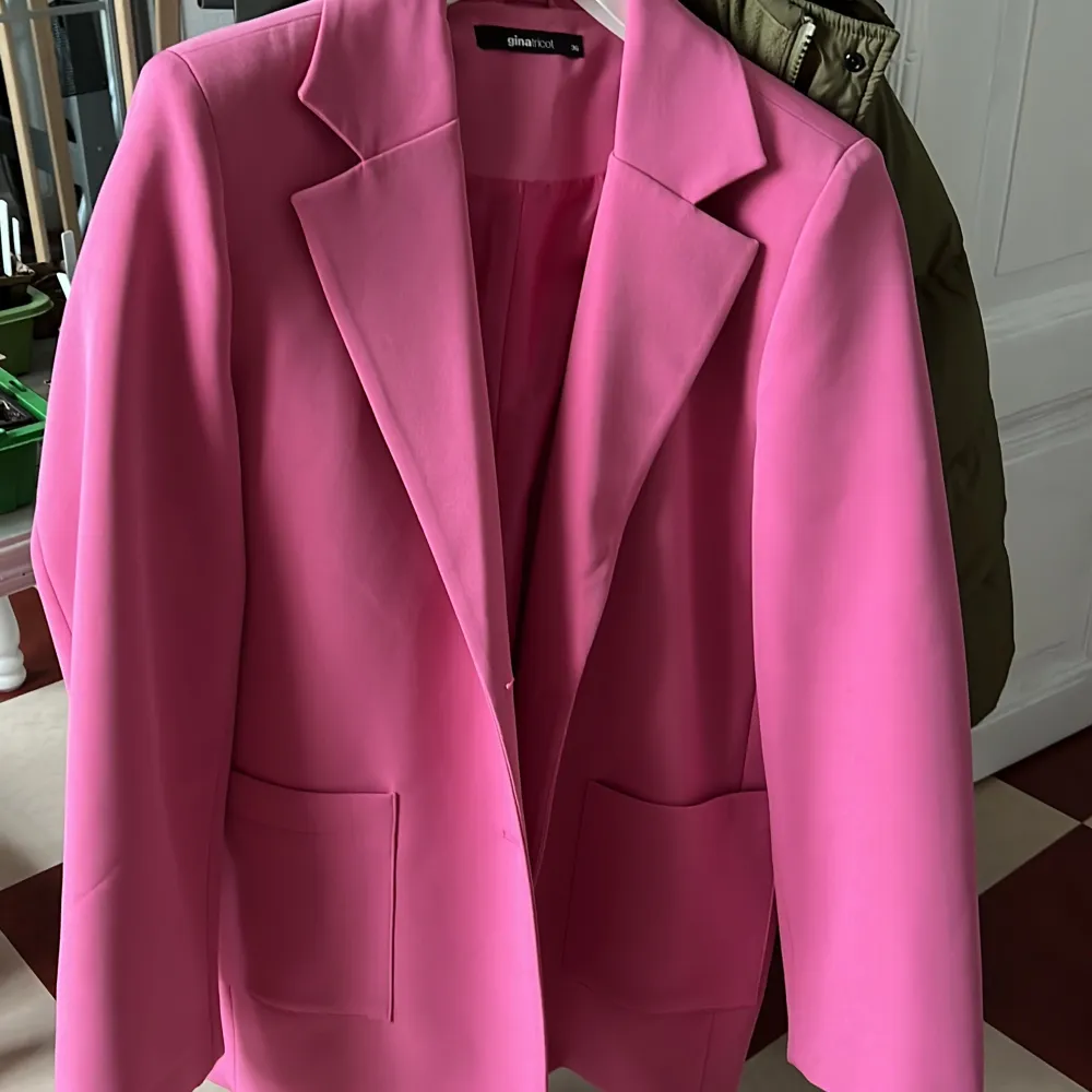 Säljer min jättefina Gina tricot blazer som numera är arkiverad. Den kommer tyvärr inte till användning 🥺 härlig rosa färg och oversize😮‍💨💘. Kostymer.