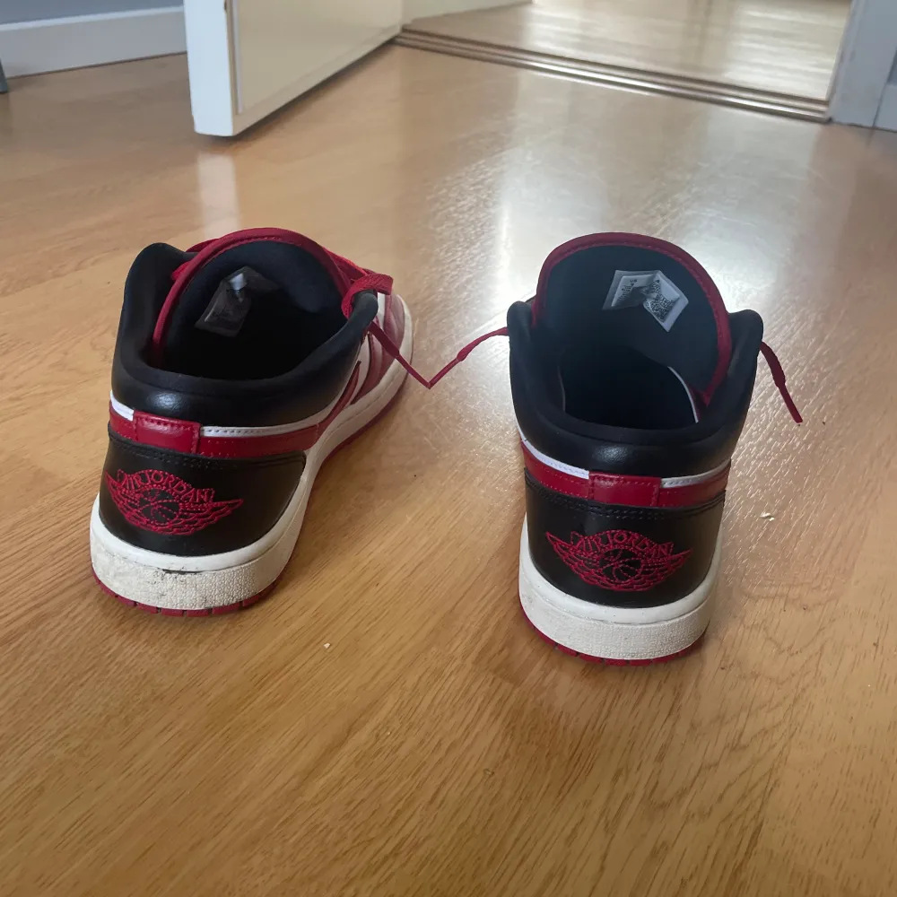 Säljer dessa Jordan 1 som är köpta för ca 9 månader sedan men har mest bara stått hemma jag har använt de 2 gånger så skick 9/10 köpta för 1299kr säljer för 650 storlek 40,5. Skor.