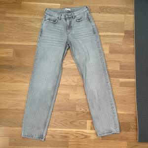 Gråa jeans från Ginatricot. Använd typ 3 ggr. Mid rised och straight legs. Säljer då midjan är för liten för mig.