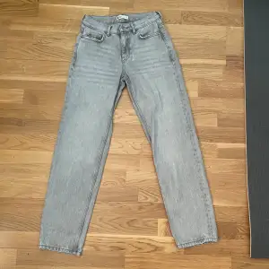Gråa jeans från Ginatricot. Använd typ 3 ggr. Mid rised och straight legs. Säljer då midjan är för liten för mig.