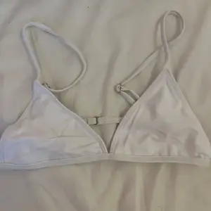 En helt vanlig vit bikinitopp från shein  och ett vitt bikiniset från H&M