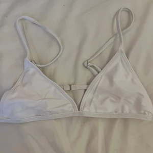 Vit bikini  - En helt vanlig vit bikinitopp från shein  och ett vitt bikiniset från H&M