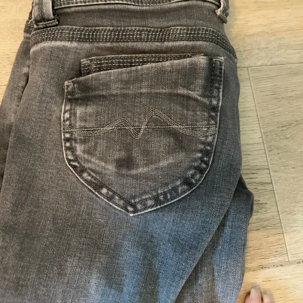 Jättesnygga Low waist Pepe jeans Low waist i storlek 31 men skulle nog säga mer åt 29 hållet då de är tajta vid midjan och längden 32❤️. Jeans & Byxor.