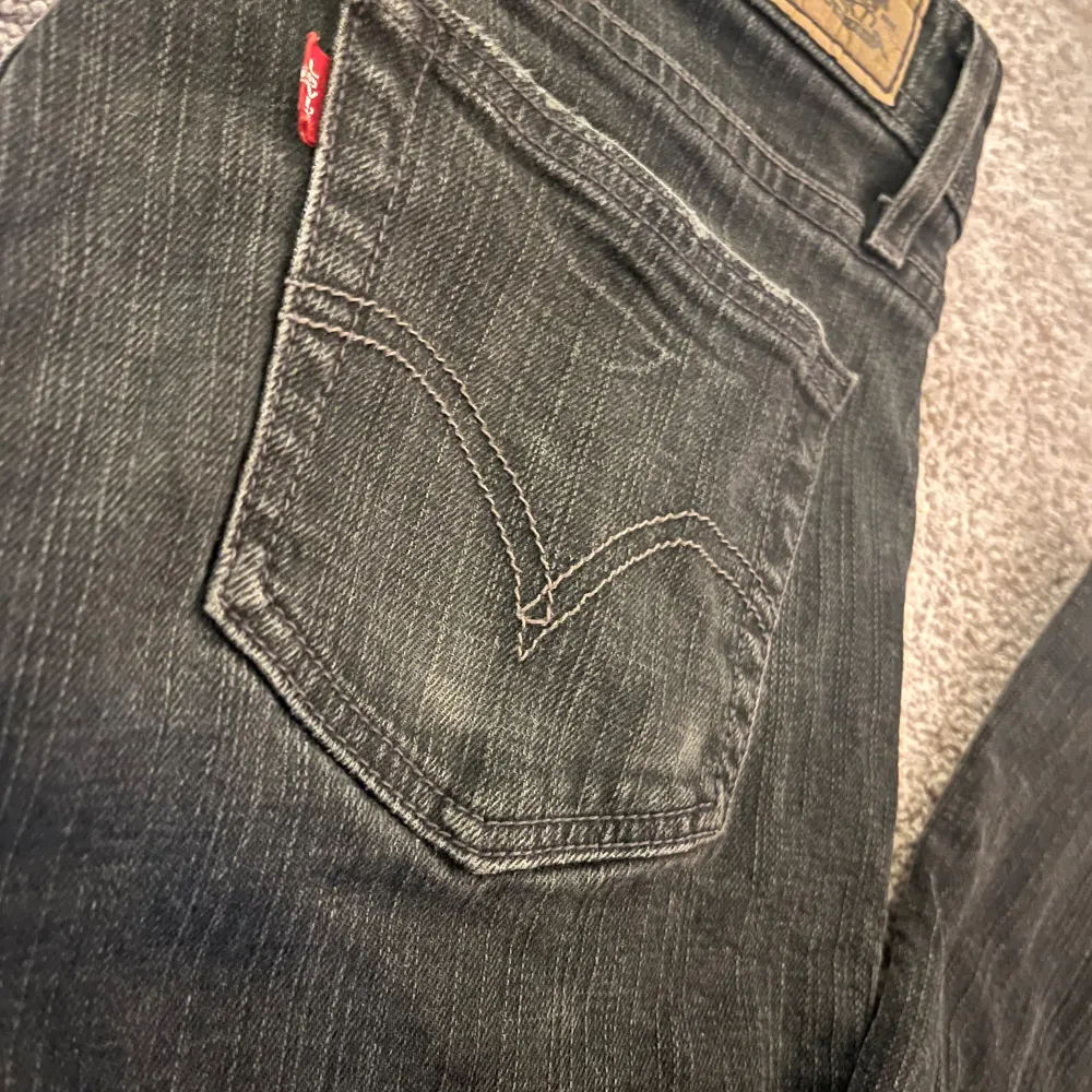 Levis jeans som är bootcut, passar tyvärr inte mig längre. Välanvända men inga större effekter när man har på sig de ❤️ Pris kan diskuteras!!. Jeans & Byxor.