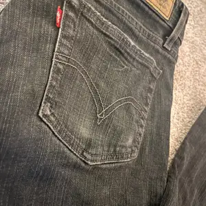 Levis jeans som är bootcut, passar tyvärr inte mig längre. Välanvända men inga större effekter när man har på sig de ❤️ Pris kan diskuteras!!