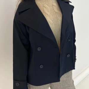 Vårjacka  - säljer nu min fina Design by si jacka💕 Köptes 700kr men säljer den för 450kr. Perfekt jacka nu till våren💕 Ena knappen har dock fallit av💕