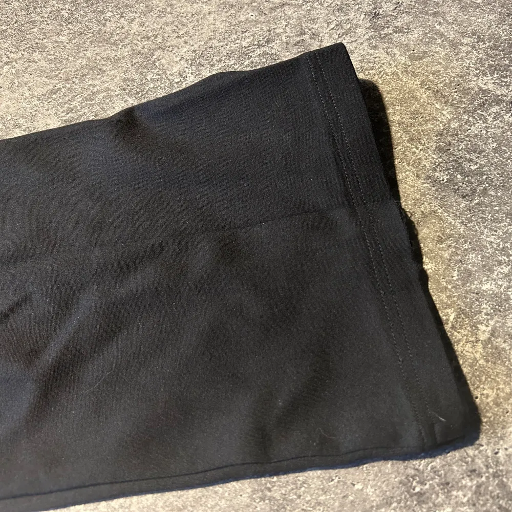 svarta kostymbyxor från only som är utsvängda. midwaist. stl xs, längd 32. liten skada längst ner på ena benet som syns på sista bilden men syns inte vid användning.säljer på grund av att de är för korta på mig. bra skick! skriv till mig vid frågor!💘. Jeans & Byxor.