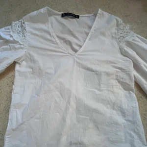 Bellbottom blus/tröja! - Otroligt fin Bellbottom blus/tröja ifrån Zara! Köpt ifrån lindra secondhand för tre år sedan och jag har använt den ungefär fem gånger. Säljer då den är för tight på mig 