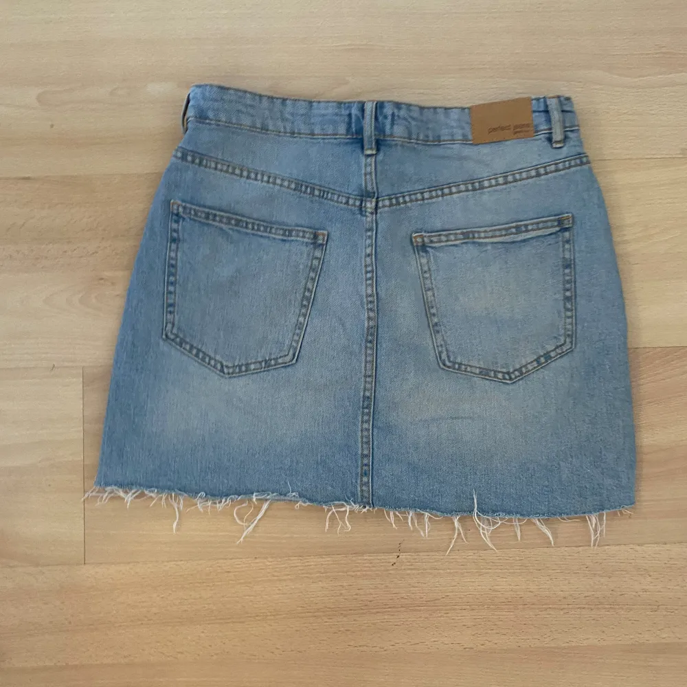 snygg jeans kjol från gina, aldrig använd . Kjolar.