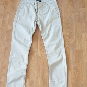 Morris byxor - Endast testade. De har legat i garderoben och varit bortglömda. Säljer de pga att de är för små. Extremt fina och stiliga byxor, för fina tillfällen!  Vid fler frågor, skriv gärna privat! Mvh.