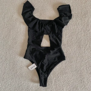 NA-KD off-shoulder bikini med volanger - Otroligt snygg baddräkt med off-shoulder och volanger från NA-KD. Ny med tags kvar.