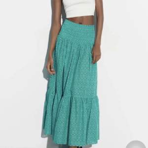 Söker denna kjolen från Zara i storlek xs, kontakta mig ifall ni har eller vill sälja💘