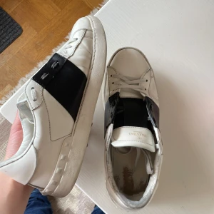 Valentino open - Hej, säljer nu mina valentino open pga att de har blivit för små på mig. Skick 7/10. Endast skor tillkommer. Skriv till mig privat för mer bilder och frågor. Pris kan diskuteras vid snabb affär!