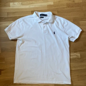 Ralph lauren pike - Säljer en Ralph lauren pike i jättefint skick. Storleken är M och den sitter väldigt bra på.
