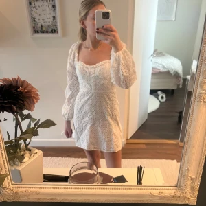 Studentklänning  - Superfin klänning som passar perfekt till studenten! Säljer då jag hittat en annan jag ska ha, storlek 36 ❣️helt oanvänd med lappar kvar