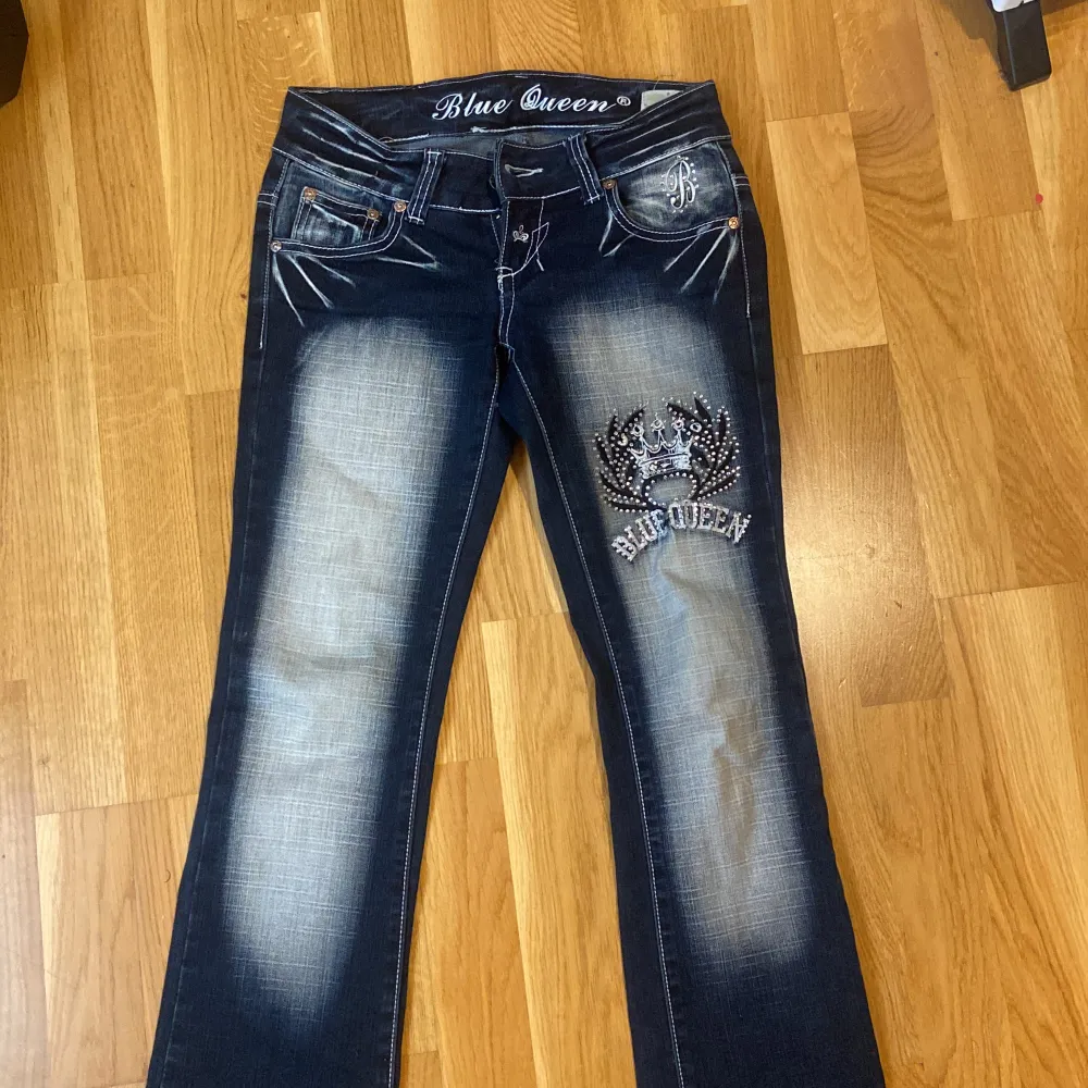 Skit coola blue queen jeans, köpte av en annan på Plick för 1000kr men använder de inte längre då jag bytt stil. Dragkedjan har hoppat ur men går enkelt att fixa när man sätter på sig dom. 💕 Det är även rätt så korta 💕. Jeans & Byxor.
