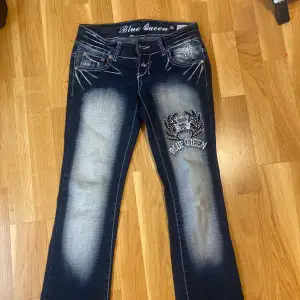 Skit coola blue queen jeans, köpte av en annan på Plick för 1000kr men använder de inte längre då jag bytt stil. Dragkedjan har hoppat ur men går enkelt att fixa när man sätter på sig dom. 💕 Det är även rätt så korta 💕