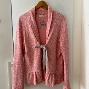 Rosa odd molly kofta  - Jättefin rosa od molly kofta🩷 Storlek 4 motsvarar XL i storleken men skulle säga att den är mer som en L!