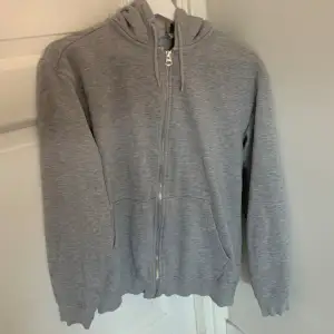Säljer denna gråa zip hoodien från Weekday. Den är använd men fortfarande i bra skick! Den är i storlek xs men är lite oversized så kan passa storlek S också 👍🏻 hör av er vid frågor! 