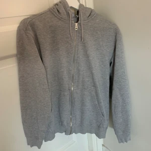Grå zip hoodie från Weekday - Säljer denna gråa zip hoodien från Weekday. Den är använd men fortfarande i bra skick! Den är i storlek xs men är lite oversized så kan passa storlek S också 👍🏻 hör av er vid frågor! 