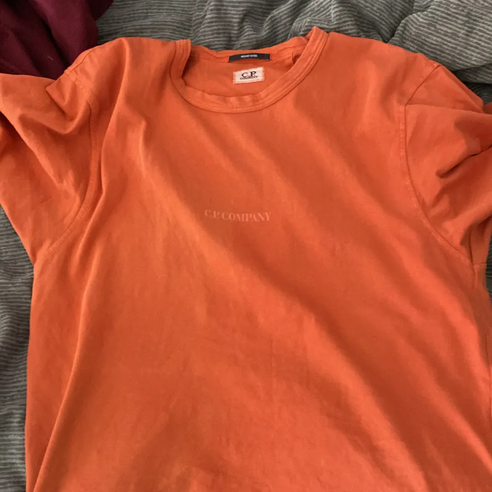 En orange cp tröja köpt på johnells så äkta. Kvitto och tags finns kvar. Som ny. Skriv vid funderingar.. T-shirts.