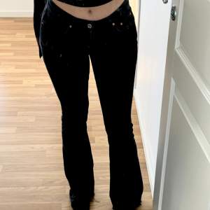 Gina tricot bootcut jeans, använda ett fåtal gånger. Low waist, skriv för fler bilder🩷köpta för 499kr