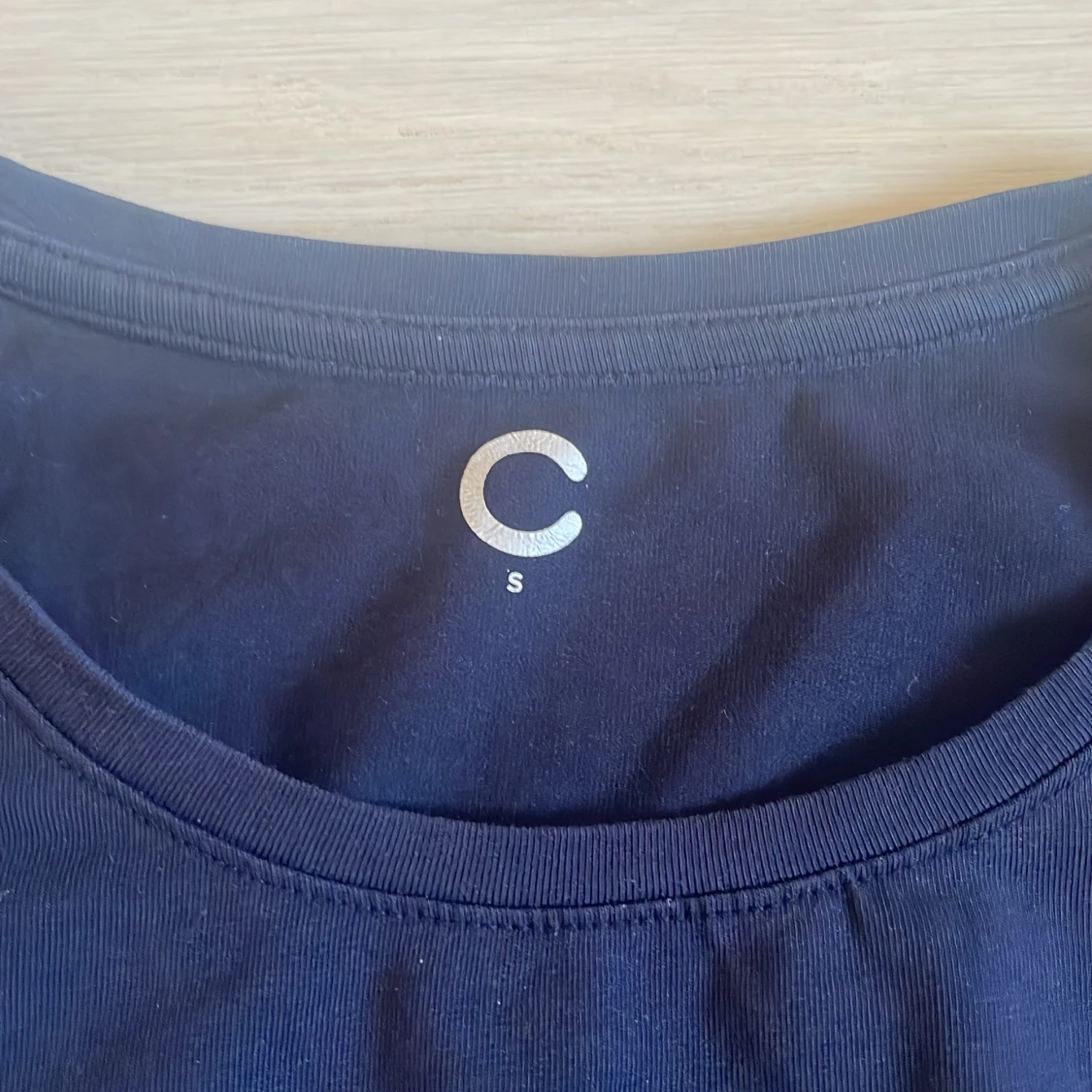 Säljer en marinblå tröja - 90