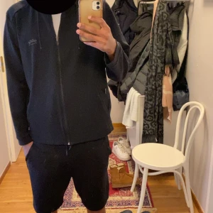 Hugo boss hoodie - Najs zip hoodie från hugo boss. En äldre kollektion som ej säljs längre i butik.  Strl XL/L. Färg-svart. Pris och frågor ba skriva i chatten. Btw priset ej spikat så de ba o buda :)