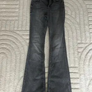 Säljer mina gråa jeans från vero Moda använt 2 gånger i jätte fint skick! Storlek S/32🤍nypris 500 kr!