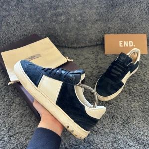 Valentino flycrews  - Tja säljer nu dessa valentino flycrewsen den eftertraktade färgen marine blue. Storlek 41. Skick 8/10. nypris runt 8000, mitt pris 4699. Alla nitar kvar! Låda, dustbag och kvitto medföljer!! Mötas upp i Stockholm eller fraktar spårbart via postnord📦