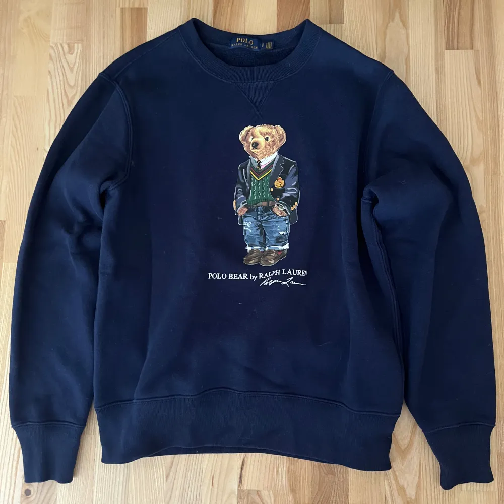 Säljer denna Ralph Lauren sweatshirt eftersom den är för liten. Är använd endast ett fåtal gånger så skicket är väldigt bra. . Tröjor & Koftor.