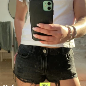 Svarta jeansshorts - Svaeta jeabsshorts från zara. Storlek 34. Lånade bilder och kan tyvärr inte skicka egna bilder med shortsen på då de inte passar mig. Men det är exakt samma modell som på bilden. Hör av er vid frågor!!