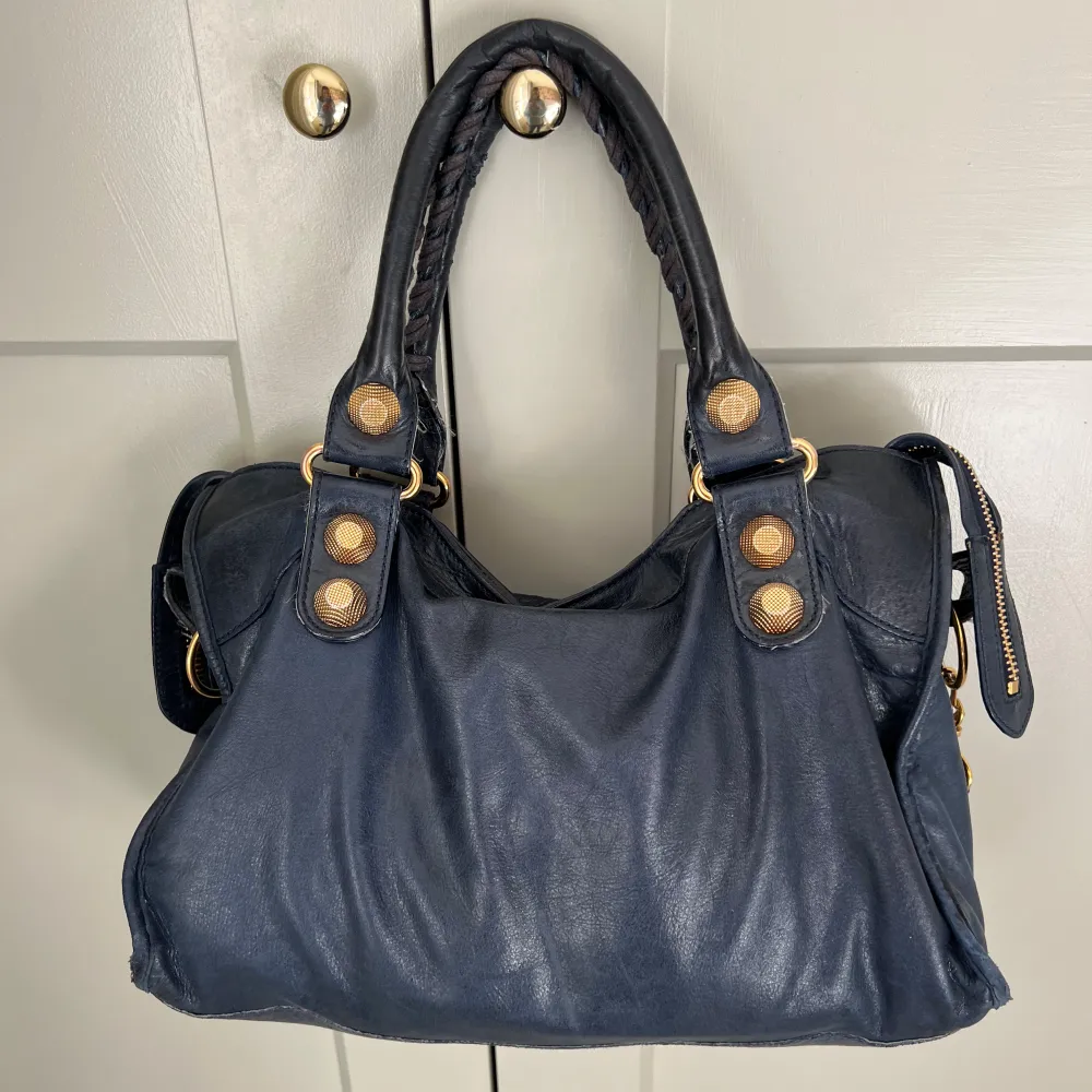 Balenciaga City Bag, medium.  Otroligt fin färg med guld detaljer.💕 Görs inte längre i denna färg kombination. Köpt på en fin vintage butik i London. Den är absolut äkta, köptes för 9.000kr Tecken på slitage Har lagats lite.  Nypris 15.000kr . Väskor.