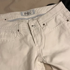 Lågmidjade jeans - Skitsnygga raka och vita lågmidjade jeans som tyvärr inte passar mig, därav har jag heller inga bilder hur den sitter på mig!