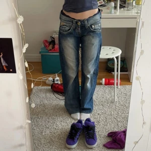 Lågmidjade bootcut vintage jeans  - Lågmidjade o utsvängda jeans från Replay!! Älskar dessa men tyvärr är dem lite korta 😭. Supercoola o vintage vibe 🤩 Storlek W26 L32