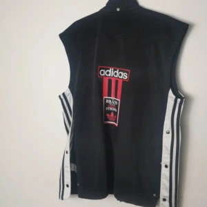 Vintage Adidas 90's Väst  - Snygg och cool vintage väst från Adidas,  stl M men är oversize. 