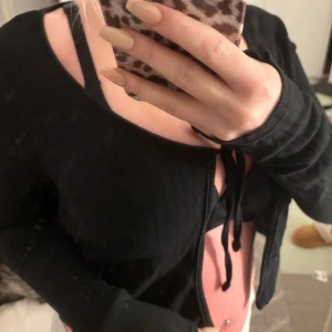 Draöver tröja  - En super snygg dra över tröja. Super snygg i ett ” ribbat ” randigt material. Eget knyte framtill. 