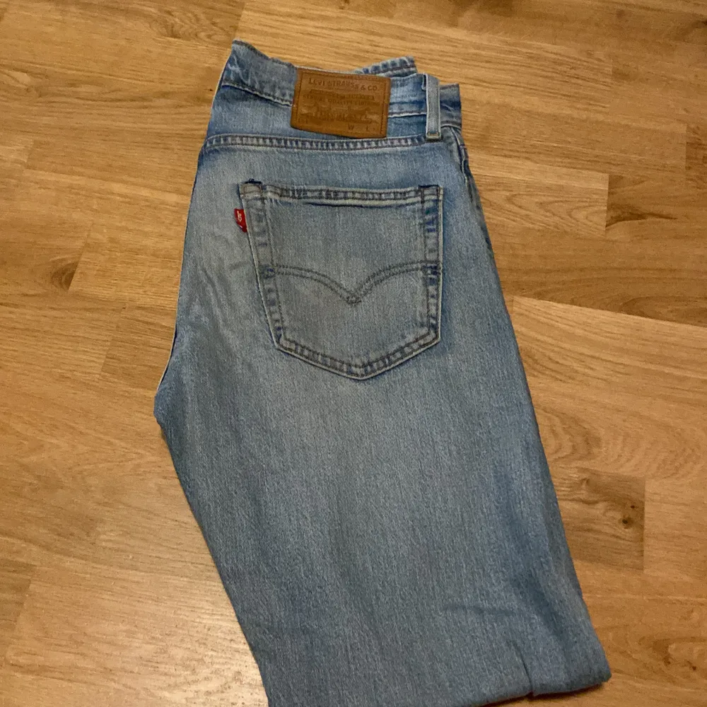 Levi’s jeans som jag har haft hemma ett tag nu men som inte används på ett par år, de är fortfarande i bra skick.. Jeans & Byxor.