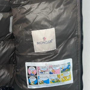 Moncler väst - Moncler väst Färg:svart Storlek:M,L