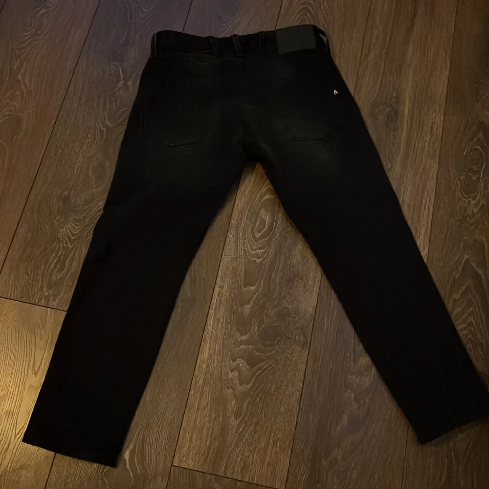 Ett par snygga svart byxor storlek 29 i längd i midjan är de 32 kan byta och tar emot pengar skick 10/10 använda bara 1 gång och det var inomhus✅. Jeans & Byxor.