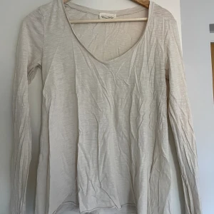 Beige långärmad i viskos - Använd men i fint skick, ej struken därav skrynklig. Storlek S/M. Passar mig som är 175 cm lång. Nypris: 550:-