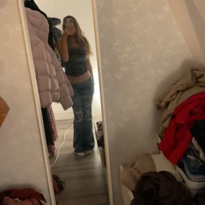 Lågmidjade jeans - Skitsnygga jeans från PINK  Innerbenslängd: 91 Midja: 41 ps har synt in de men inget som syns