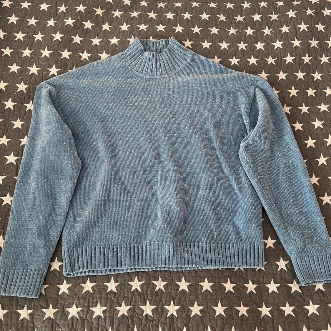 Sjukt fin blå tröja med hög krage